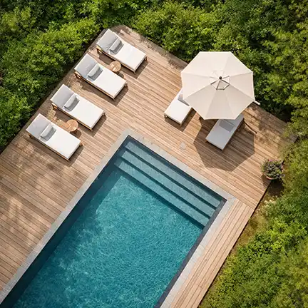 Altan för pool Altan för en pool ute i skogen